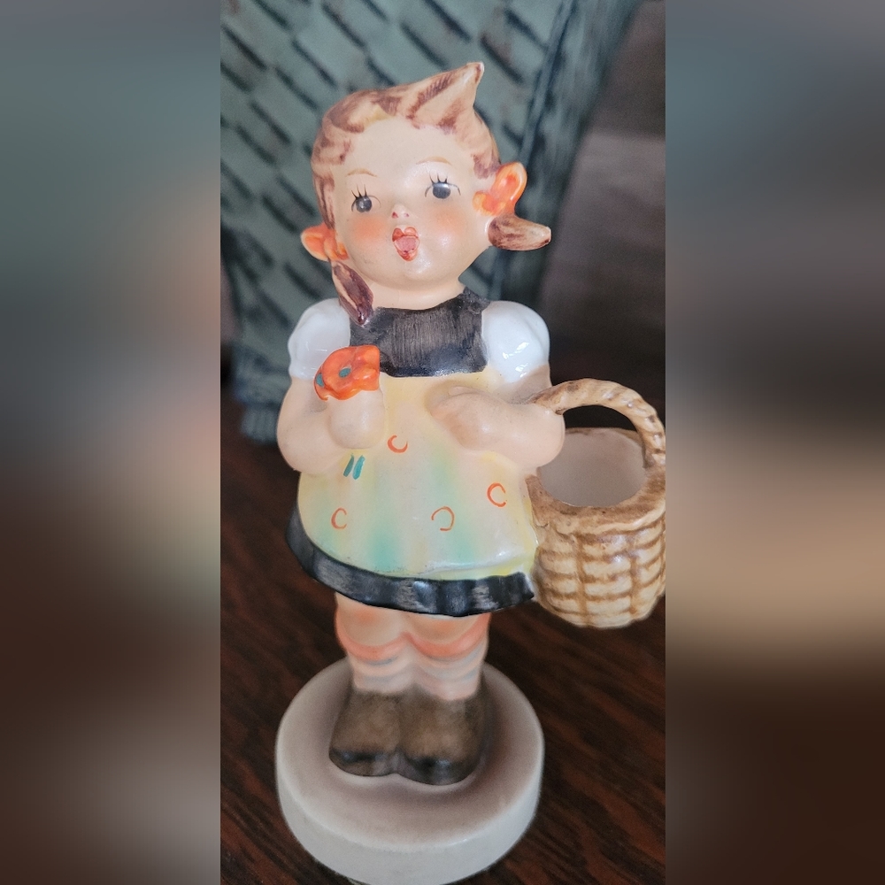Hummel vintage figurine  : "Girl with Basket"